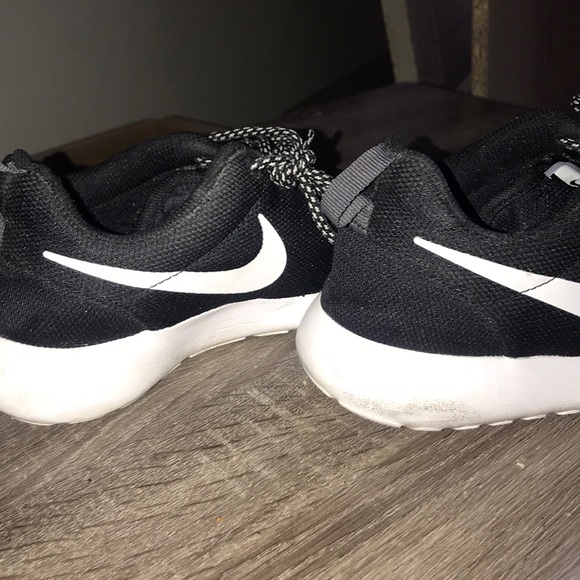 Black Nike Roshes - Picture 4 of 5